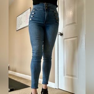 Side button skinny Jeans!